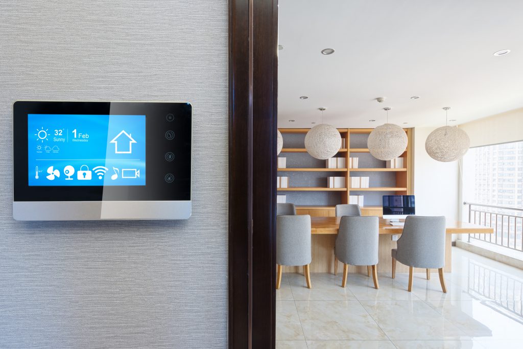 "Thermostat intelligent monté sur un mur avec une interface numérique, affichant les réglages de température et de ventilation. Illustration de la gestion de la température dans un système de maison intelligente."