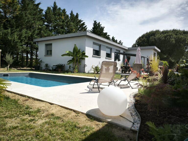 Maison moderne avec volets roulants intelligents IMACT et piscine extérieure, bénéficiant d'une gestion automatique du confort.