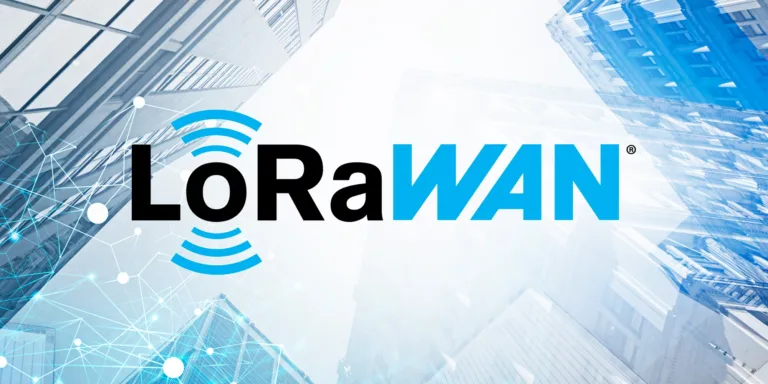 « Logo LoRaWAN avec arrière-plan urbain moderne, représentant une technologie sans fil adaptée à la gestion domotique intelligente proposée par IMACT. »